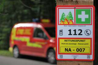Finalisation de l'installation des points de secours "Rettungspunkte" dans la forêt domaniale du Grünewald.