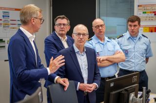 Visite du Premier ministre et du ministre des Affaires intérieures au Centre de Gestion des Opérations dans le cadre de la canicule